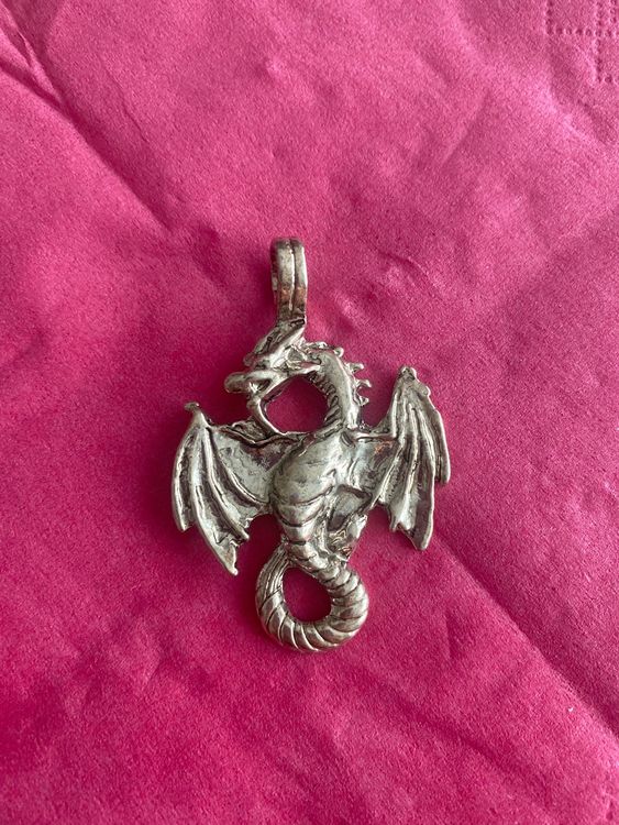 Handbemalter Drachen-Anhänger Mit Glocke – Aus Keramik, Rosa, Ca. 5,5 Cm, Perfekt Als Deko Oder Glücksbringer