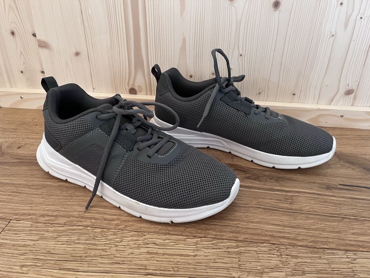 Scarpe da uomo: Vty Hallenturnschuhe Gr 42 – Usato da Russikon venduto da sparklingvision