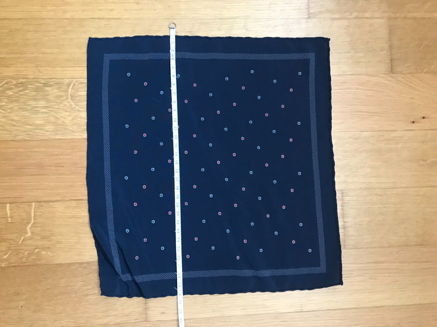 Foulard & Sciarpe: Einstecktuch / Pochette dunkelblau mit Blumenmuster – Usato da Zug venduto da WinCi 2
