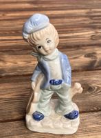 alte Porzellanfigur junger Mann mit Gitarre