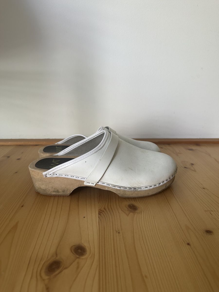 Scarpe da uomo: Schwedische Clogs weiss EU 44 – Usato da Basel venduto da wardrobeupdate