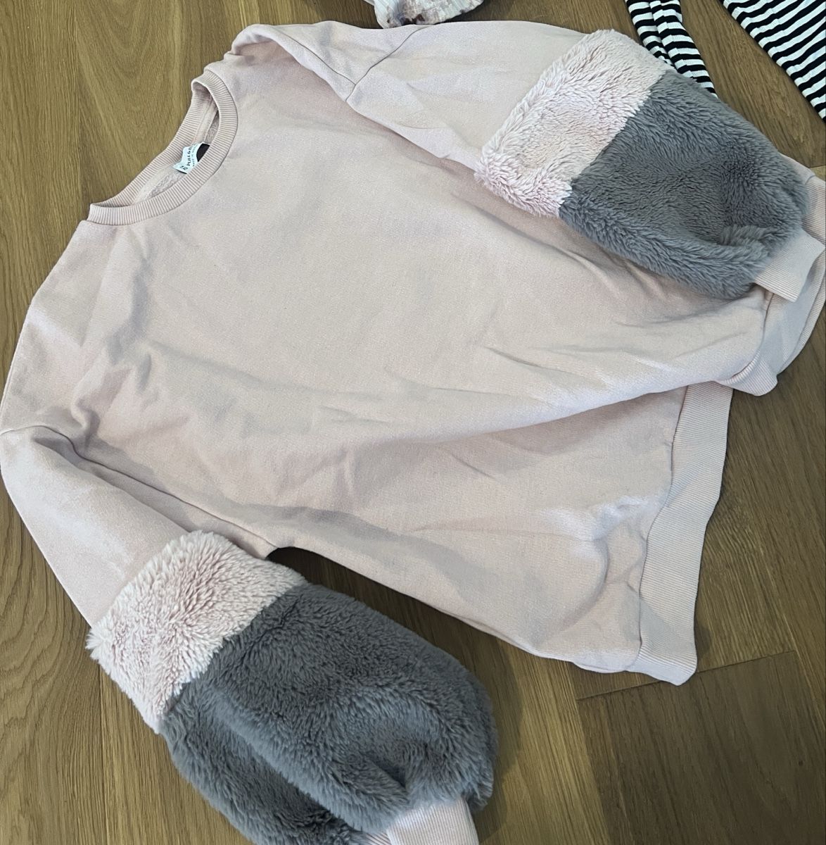 Pull&Bear Pulls & Sweat-shirts: Rosa Pullover mit flauschigen Ärmeln Pull&Bear - Grösse XS – D'occasion à Herzogenbuchsee par jenny.24.01