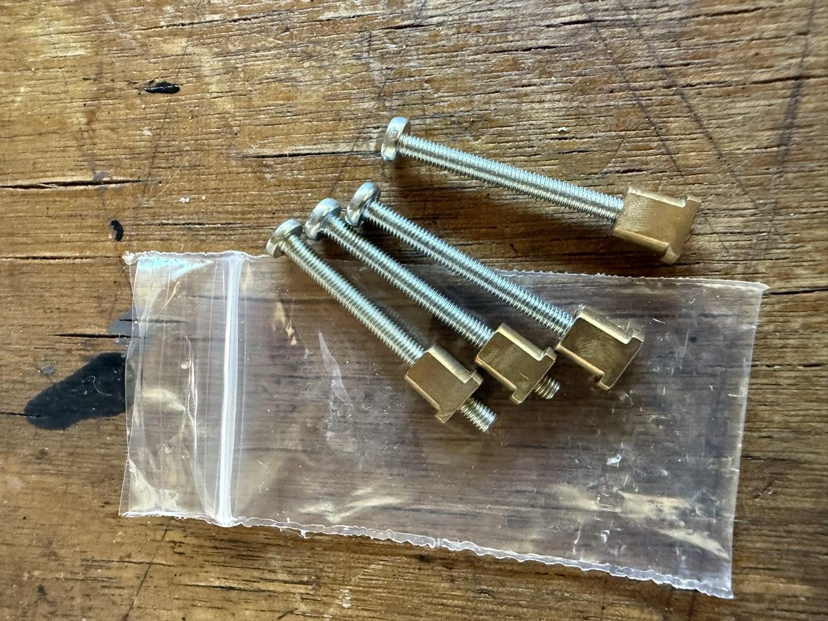 Tutti pezzi di ricambio auto: Support de phare et joints Morgan – Nuovo e nell'imballaggio originale da Montfaucon venduto da Ccrimi