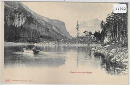 Oeschinensee-Hotel mit Ruderboot