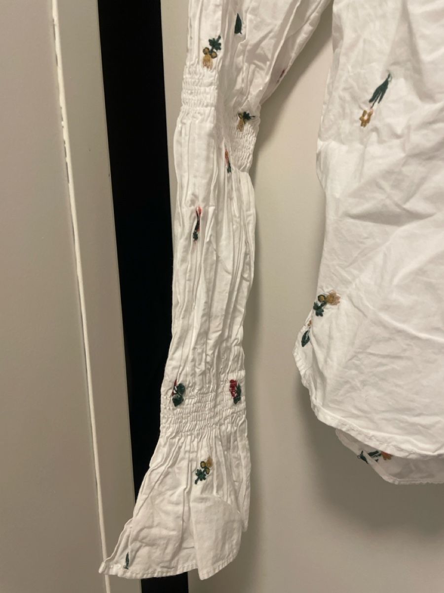 Chemisiers: off-shoulder Bluse mit bestickten Blumen – D'occasion à Zürich par joa_7xds 1