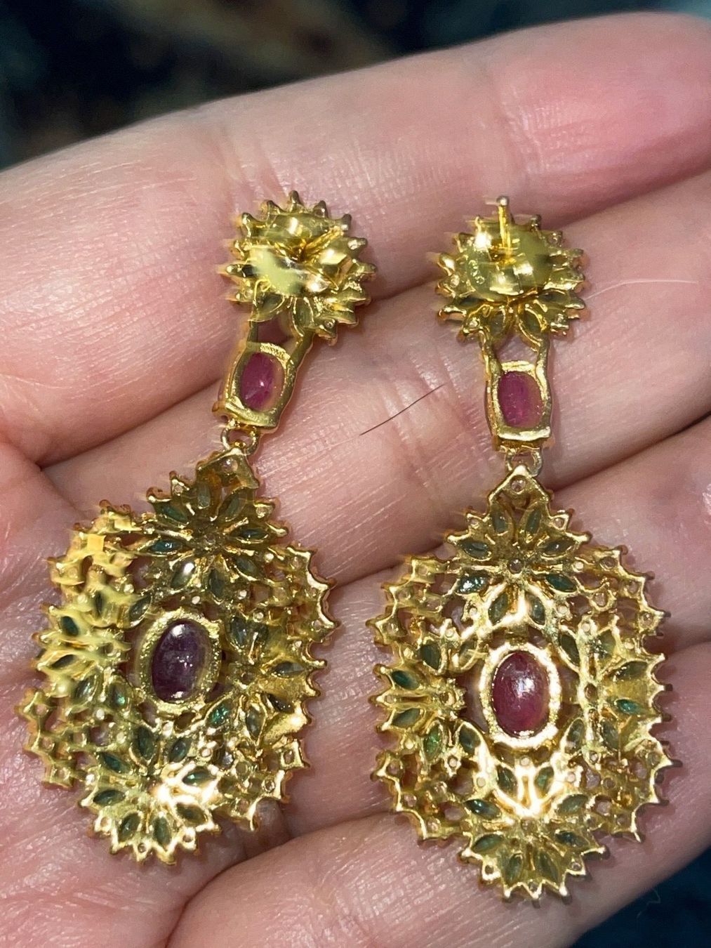 Llan Valls Joies Orecchini pendenti & Orecchini a lobo: Tradition Hindu Real Emerald & Ruby SS925 14k Gold Earrings – Nuovo e nell'imballaggio originale da Birsfelden venduto da Brut 3