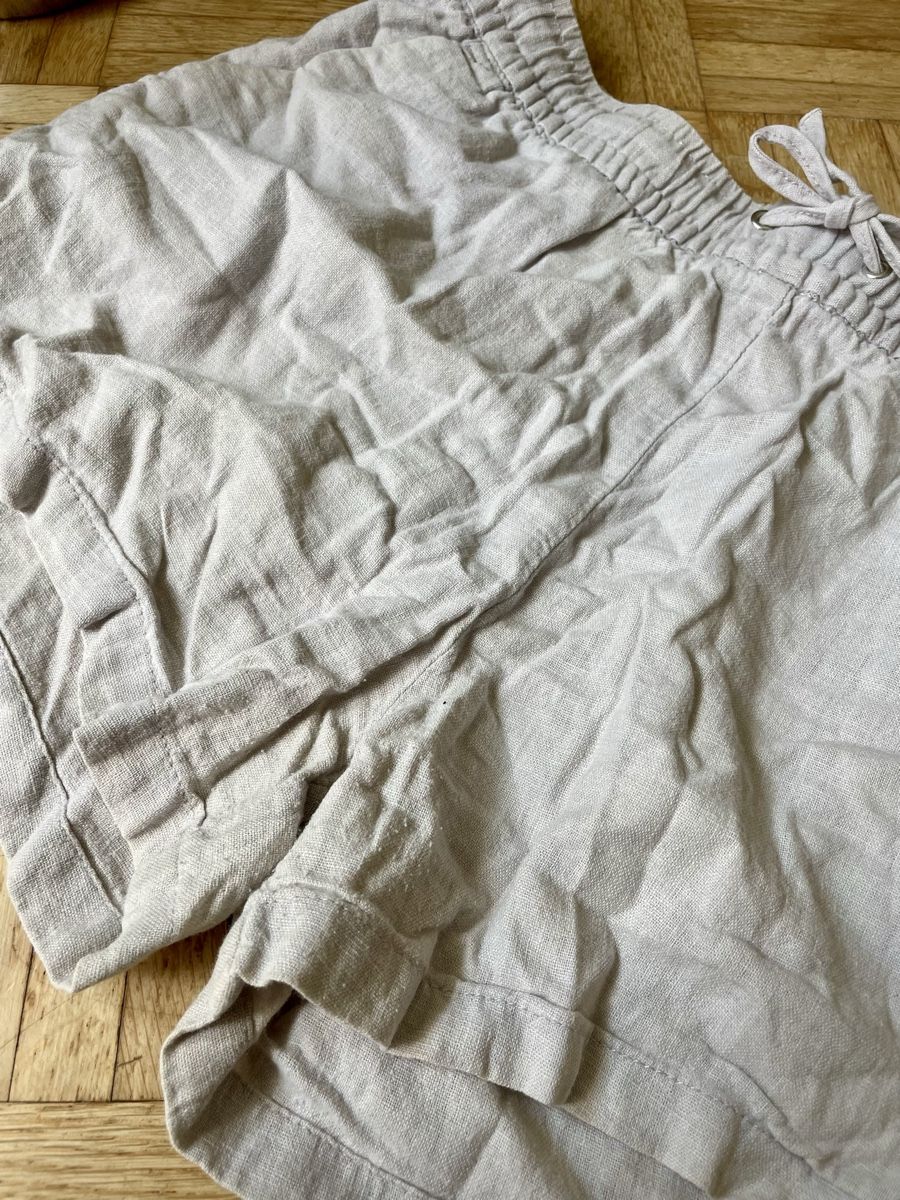 H&M Pantaloni: Leichte Shorts aus Leinen, Grösse 38, hellgrau/hellbeige – Usato da Zürich venduto da Carlajimena 2