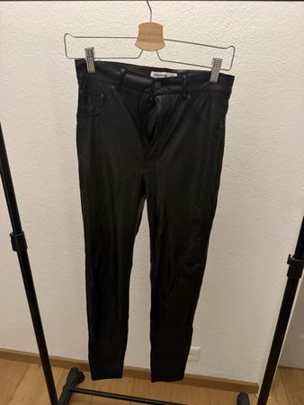 Hose Pull & Bear schwarz Kunstleder Grösse 38 Zustand neu