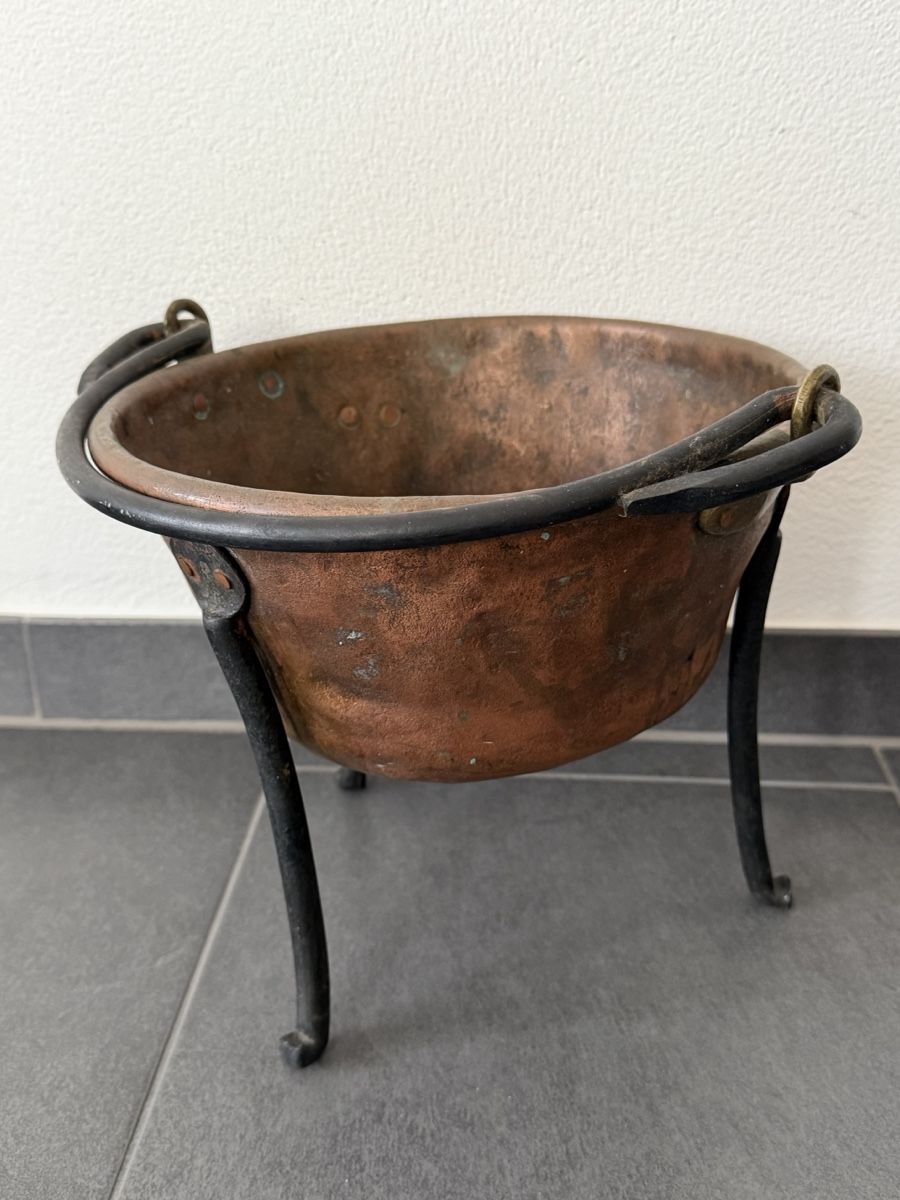 Pentole: Kupfertopf mit schmiedeeisernem Ständer – Usato da Falera venduto da duca73