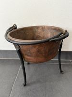 Kupfertopf mit schmiedeeisernem Ständer