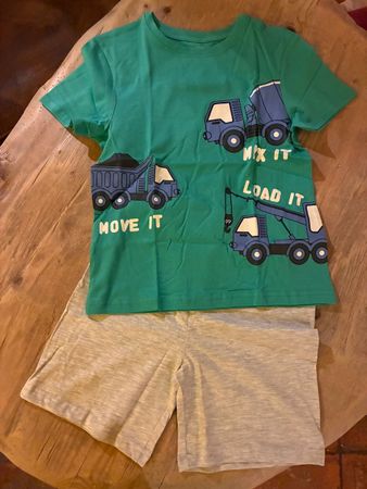 Schönes Pyjama Gr. 104, Neu
