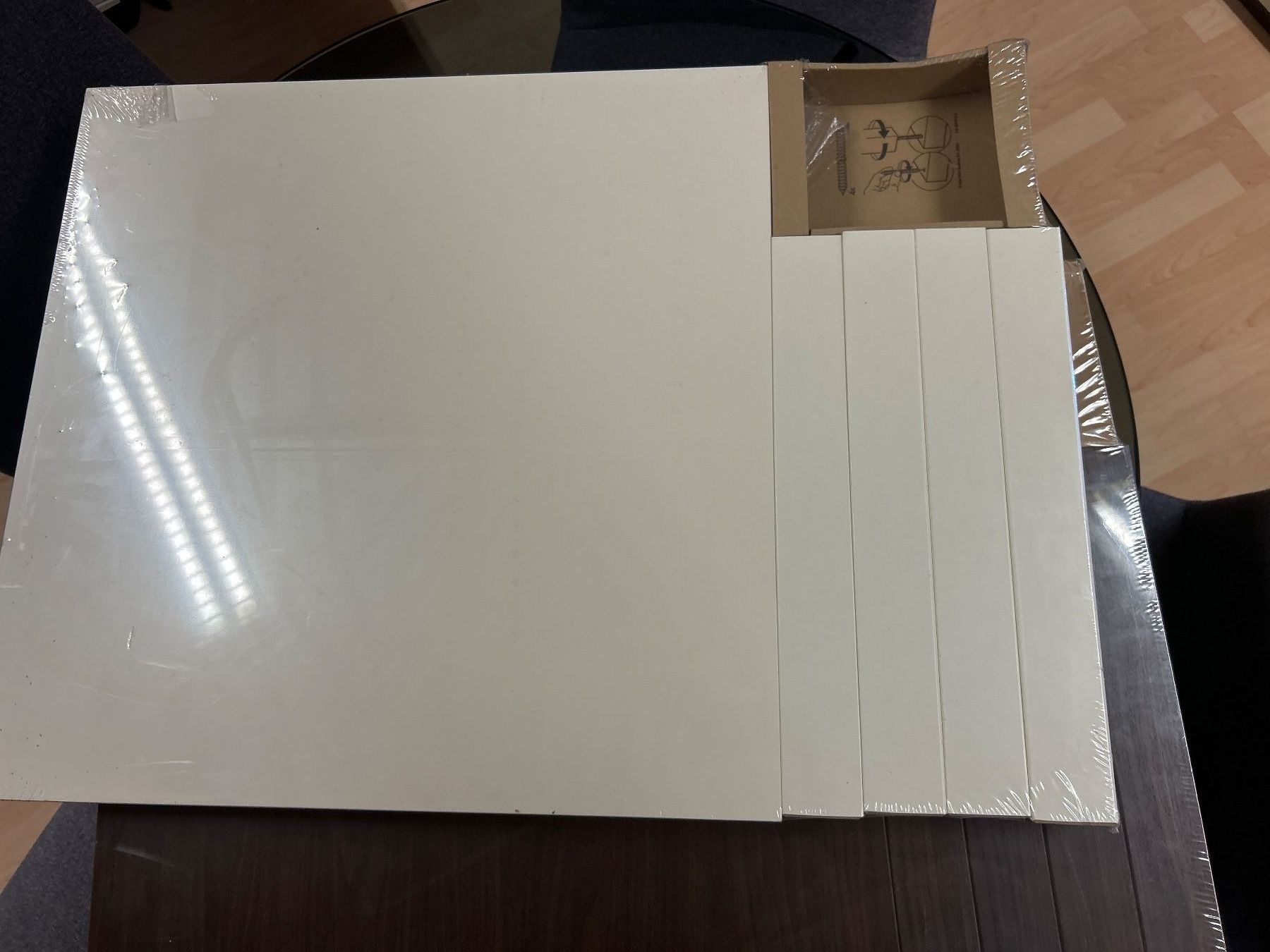 Tavoli: Weisses IKEA Tischli, neu & originalverpackt – Nuovo e nell'imballaggio originale da Koppigen venduto da Kellerfundsachen 2