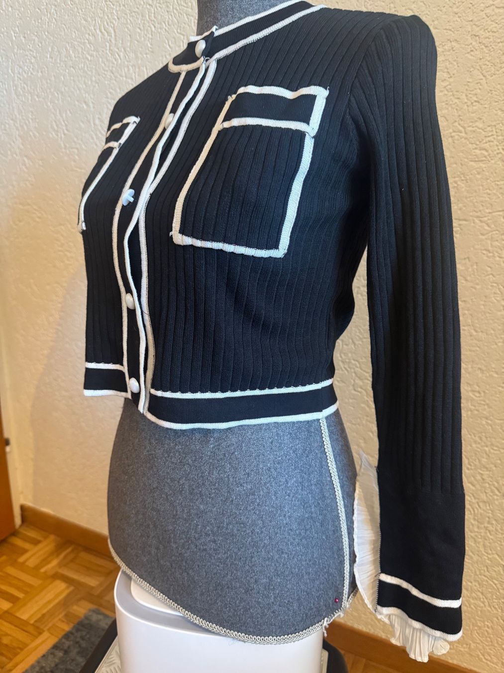 Jacken: Schwarze Strickjacke mit weissen Details Gr S – Gebraucht aus Frenkendorf von Style365 2