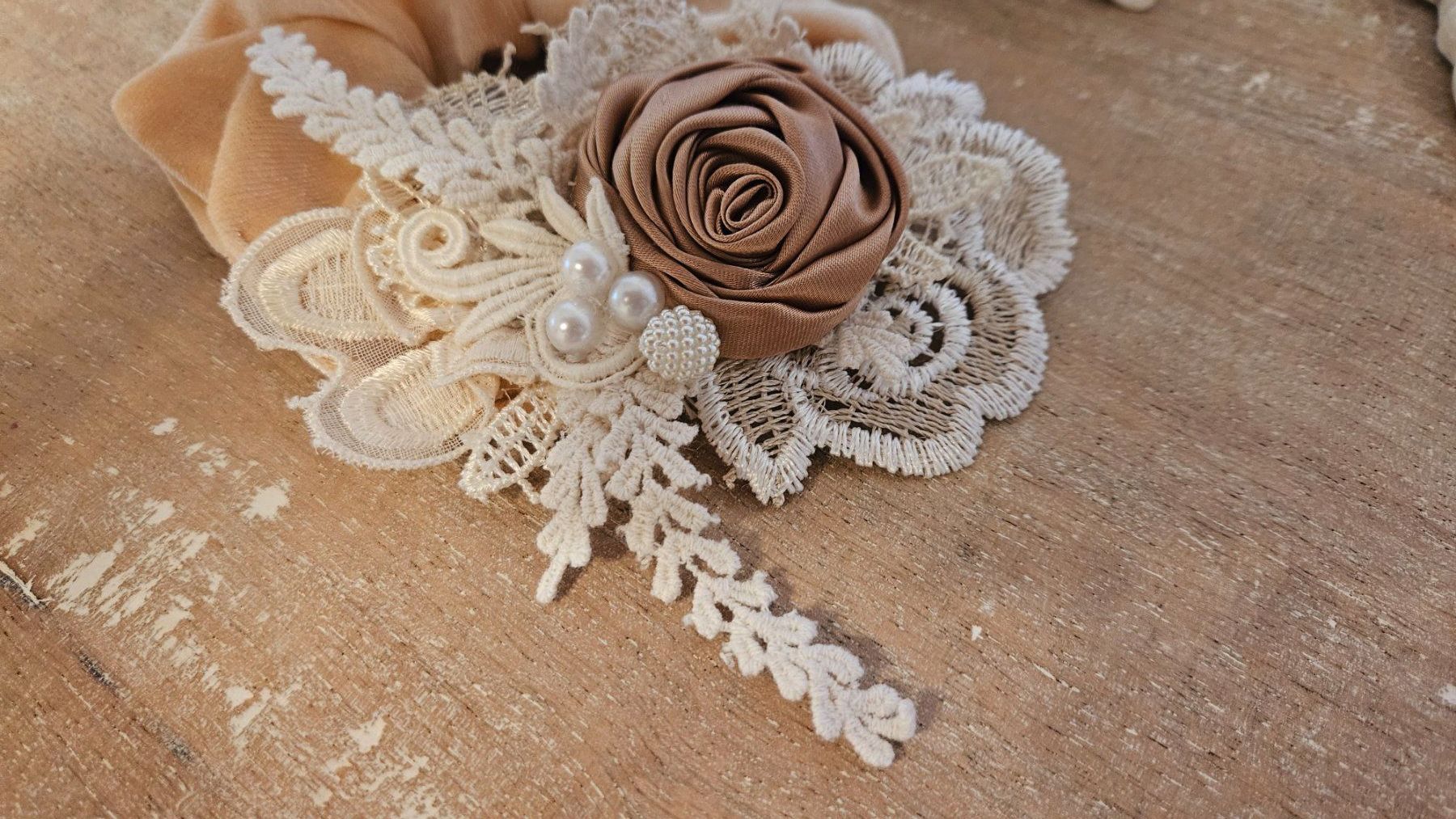 Accessori per capelli: Haarband Scrunchie Haargummi mit Blumen und Spitze – Nuovo e nell'imballaggio originale da Gossau ZH venduto da Goes05 1
