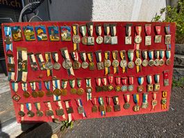 Sammlung Medaillen und Abzeichen verschiedene Anlässe gut...