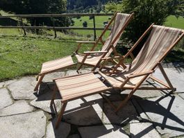 Zwei Gartenliegestühlemit Fussteilen Holz gestreift gebrauch