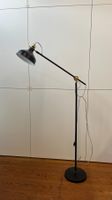 Grande lampe de sol design industriel noire et dorée atelier