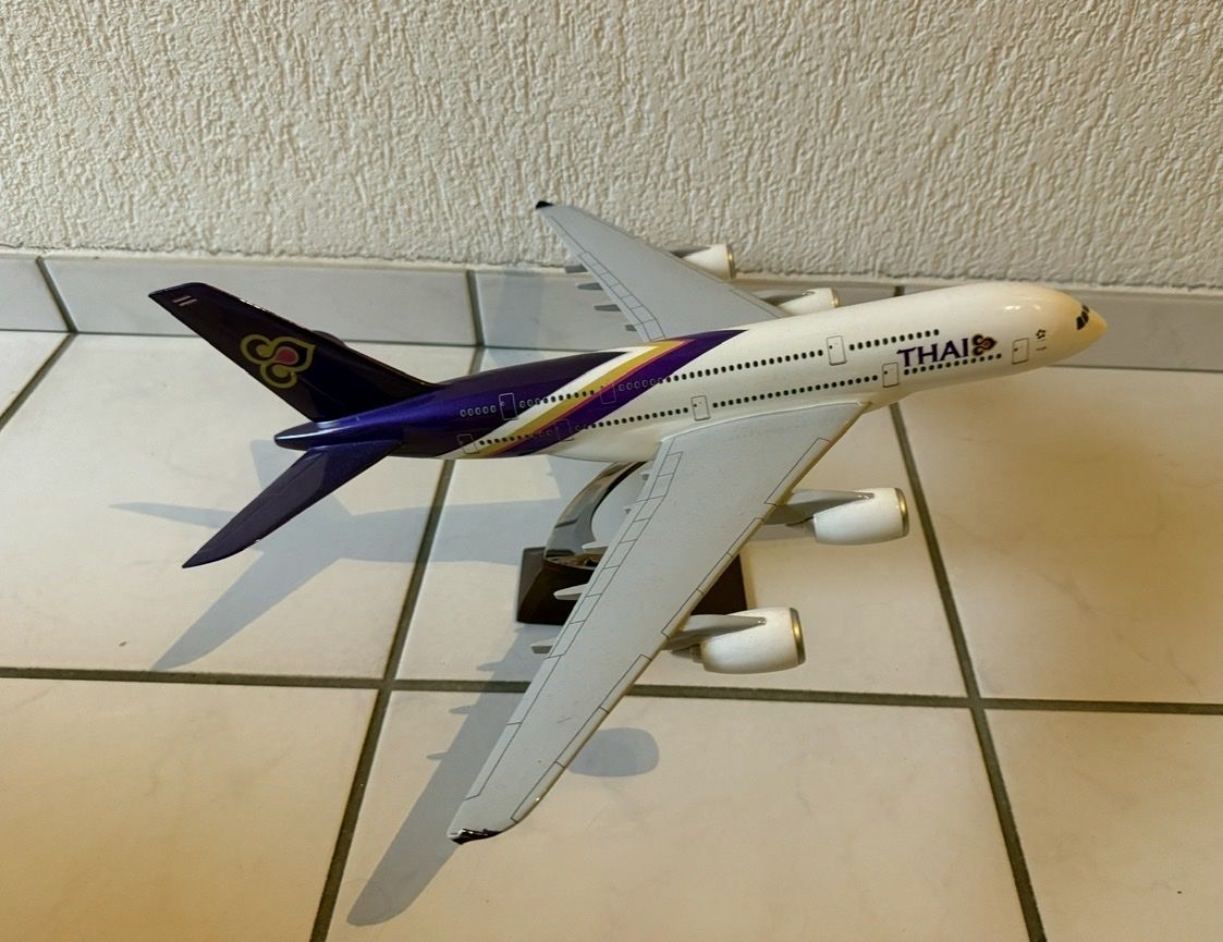 Airbus Modellbausätze & Standmodelle: Modellflugzeug Thai Airways A380 mit Ständer  – Gebraucht aus Ormalingen von Wolkenlos44