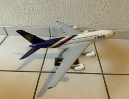 Modellflugzeug Thai Airways A380 mit Ständer 