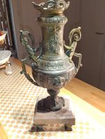 Historische Kaminvase aus Gusseisen Marmor Sockel France Top