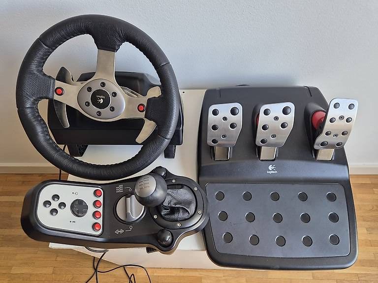 Giochi: Volant de simulation avec pédalier et levier de vitesse – Usato da Genève venduto da Thefirstseller 2