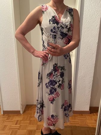 Sommerliches Midikleid mit Blumenmuster, Grösse 38