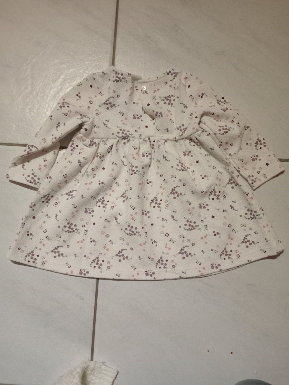 Vestiti & Gonne: Süsses Mädchenkleid Gr. 74 Weiss mit Blumenmuster – Usato da Bilten venduto da ale_8cyx