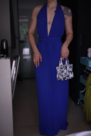 Atemberaubendes kobaltblaues Plissee Kleid