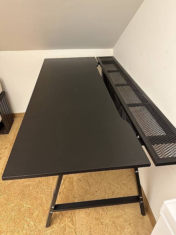 Scrivanie: Ikea UTESPELARE Schreibtisch  – Usato da Willisau venduto da esztervolf