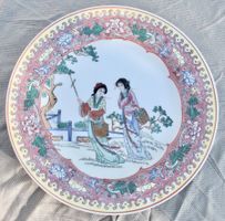 Chinesische Porzellan-Platte, mit Frauen, Boden gestempelt