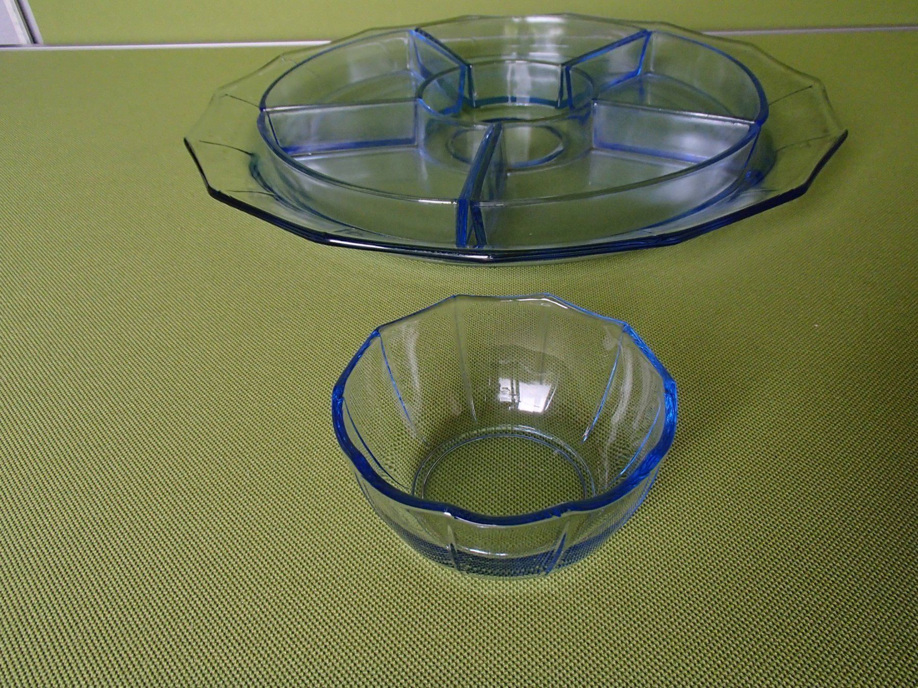 Piatti di portata: 6 teilige hellblaue Art Deco Glas Aperoplatte – Usato da Schöfflisdorf venduto da pullux 7