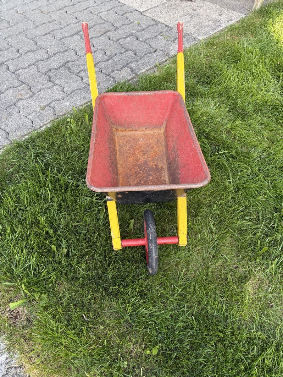 Carriole: Antike Kinderschubkarre  – Usato da Matten b. Interl venduto da valserma 2