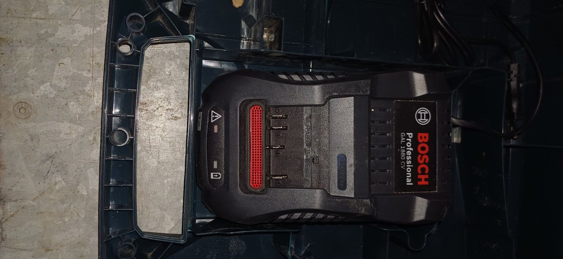 Bosch Caricatori & Batterie: Bosch Koffer mit Akku Ladegerät 18V – Usato da Dinhard venduto da Betonblocksteine.ch 2