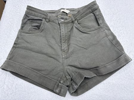 Short H&M kaki taille 38 comme neuf, parfait pour l'été!