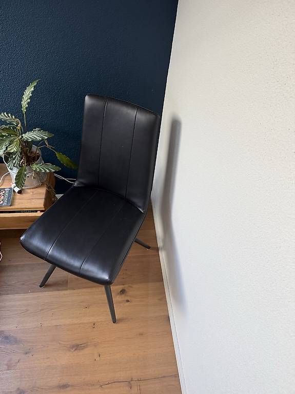 Chaises: 5 Stühle aus Kunstleder – D'occasion à Strengelbach par Bazin 1
