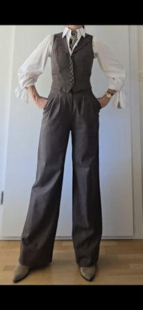 Set: Prada Bluse, Hose und Gilet, Foulard Fabric Frontline