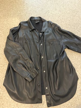 Hemdjacke Pull&Bear Kunstleder schwarz Grösse S neuwertig
