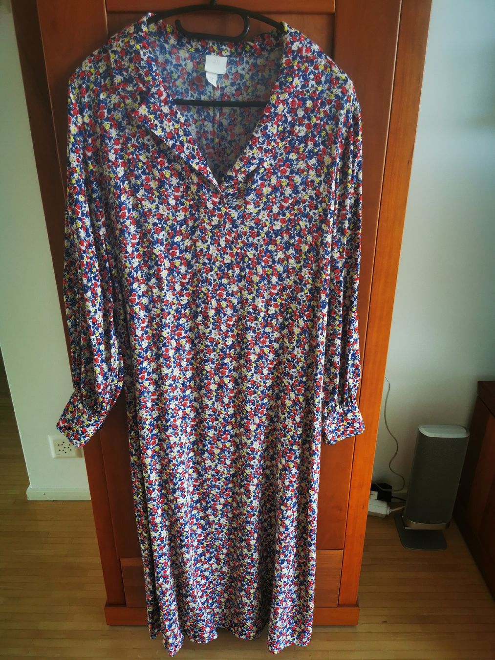 H&M Kleider: H&M Maxikleid mit Blumen langarm Gr. M – Gebraucht aus Wädenswil von coconut1289