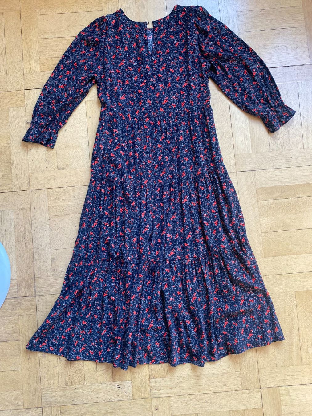 Vestiti: SCHWARZES MIDIKLEID MIT ROTEN BLUMEN – Usato da Zürich venduto da ilj_b22t 1