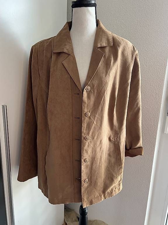 Giacche: HELLBRAUNE WILDLEDERJACKE MIT KNÖPFEN – Usato da Urdorf venduto da Marybyii
