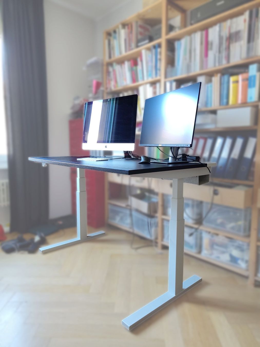 Ikea Bureaux: Bureau assis/debout électrique Ikea – D'occasion à Lausanne par Ljab