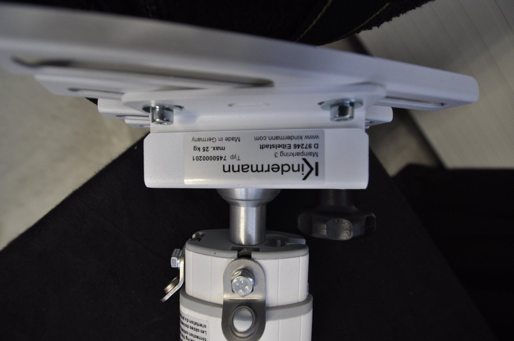 Supporti a parete: Kindermann 200 Beamer-Deckenhalterung Weiss 111-200cm – Usato da Burgdorf venduto da WHITELIGHT3400 3