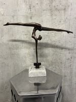 Skulptur Turnerin Bronze signiert Somchai 1996 auf Marmorsoc