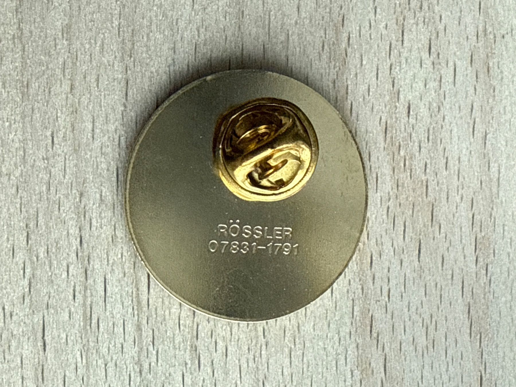 Plaketten & Abzeichen: Pin Vega Echofox Forever Clever – Gebraucht aus Glattbrugg von Schweigmatt 1