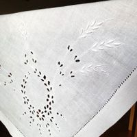 Ancienne nappe brodée main, 76 x 78 cm