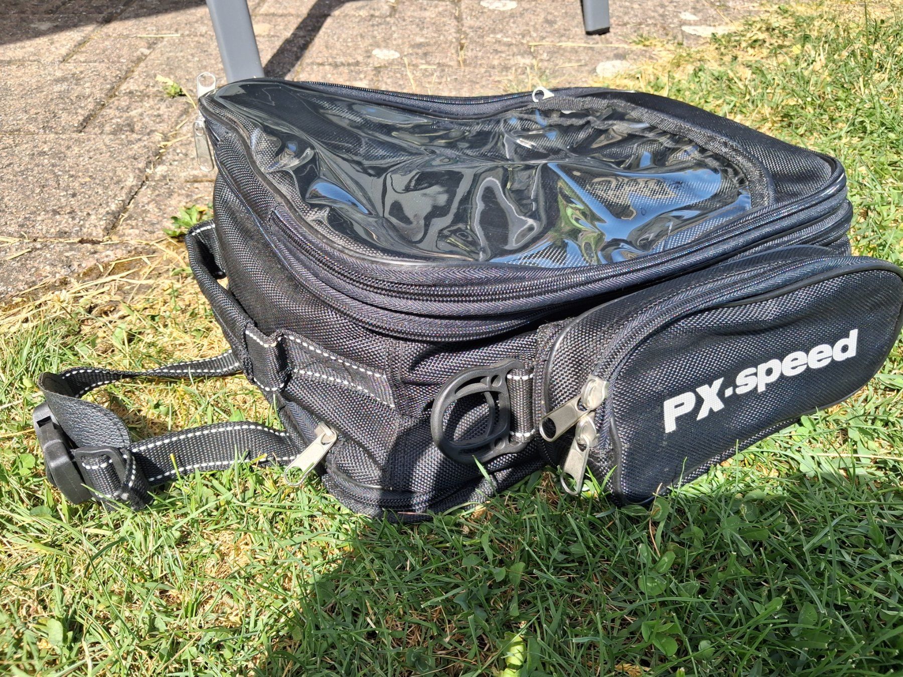 Rucksäcke: Tankrucksack mit eingenähten Magneten – Gebraucht aus Pfäffikon ZH von Maluk 4