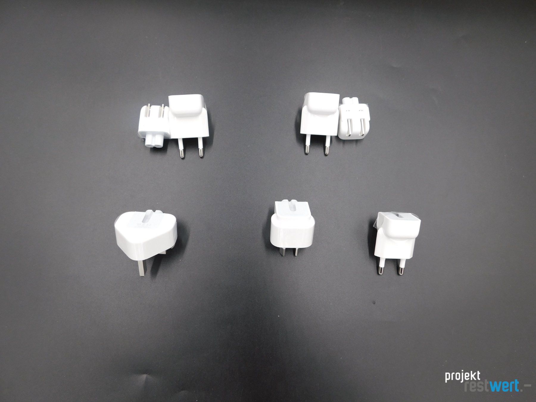 Apple Unità & Adattatore: World Travel Adapter Kit von APPLE – Nuovo (secondo la descrizione) da Bülach venduto da restwert_buelach 1