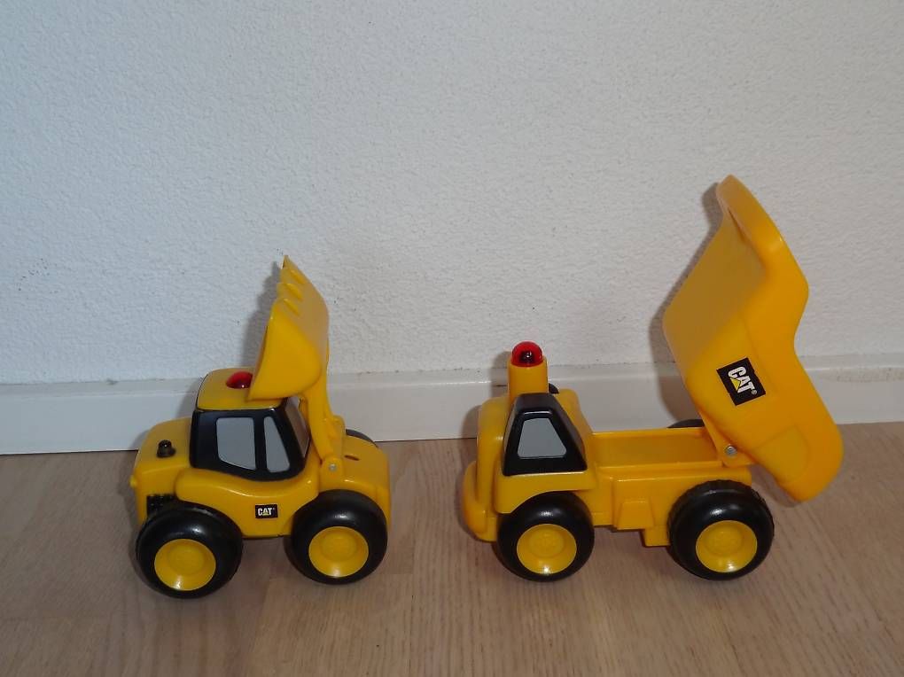 Jouets: CAT Caterpillar 2er Set Bagger und Mulden Kipper – D'occasion à Diessenhofen par --Stephan-- 2
