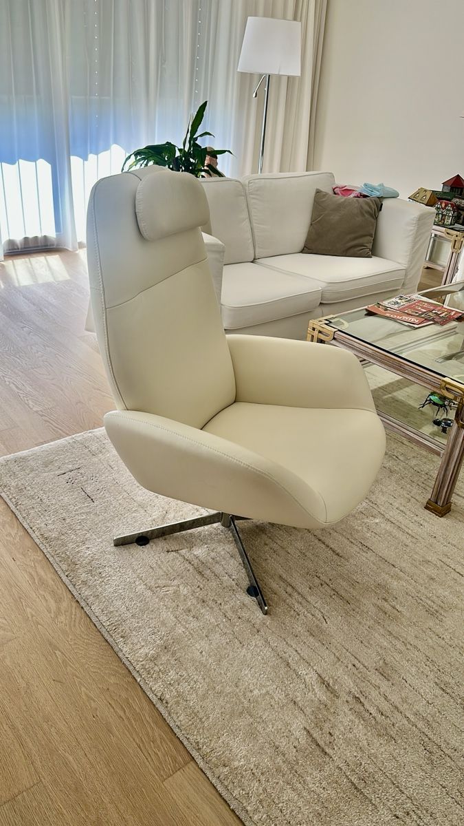 Fauteuils: Sessel cremweiss mit Hocker – D'occasion à Bassersdorf par Stebefasa