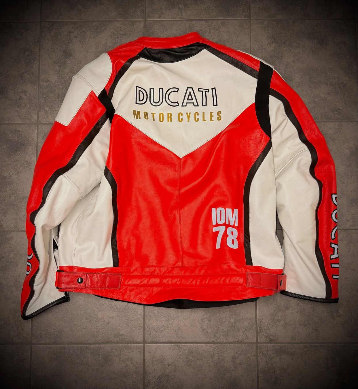 Ducati Giacche: Ducati Motorradlederjacke IOM72 – Nuovo (secondo la descrizione) da Neftenbach venduto da Onlineshopper 1